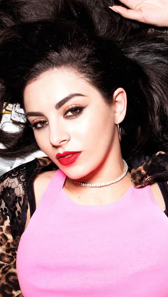 Charli XCX con discos de vinilo