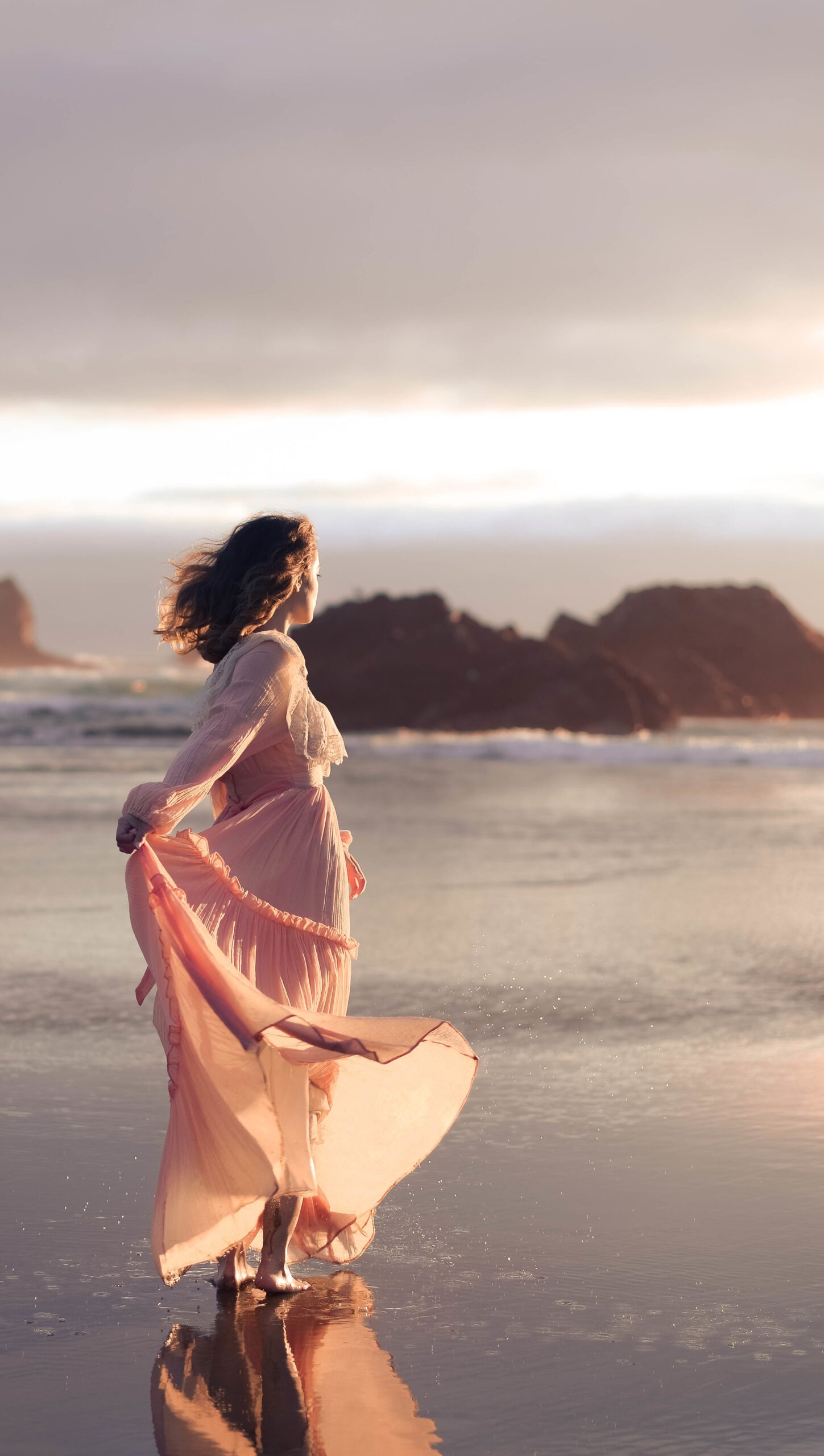 Chica con vestido en la playa