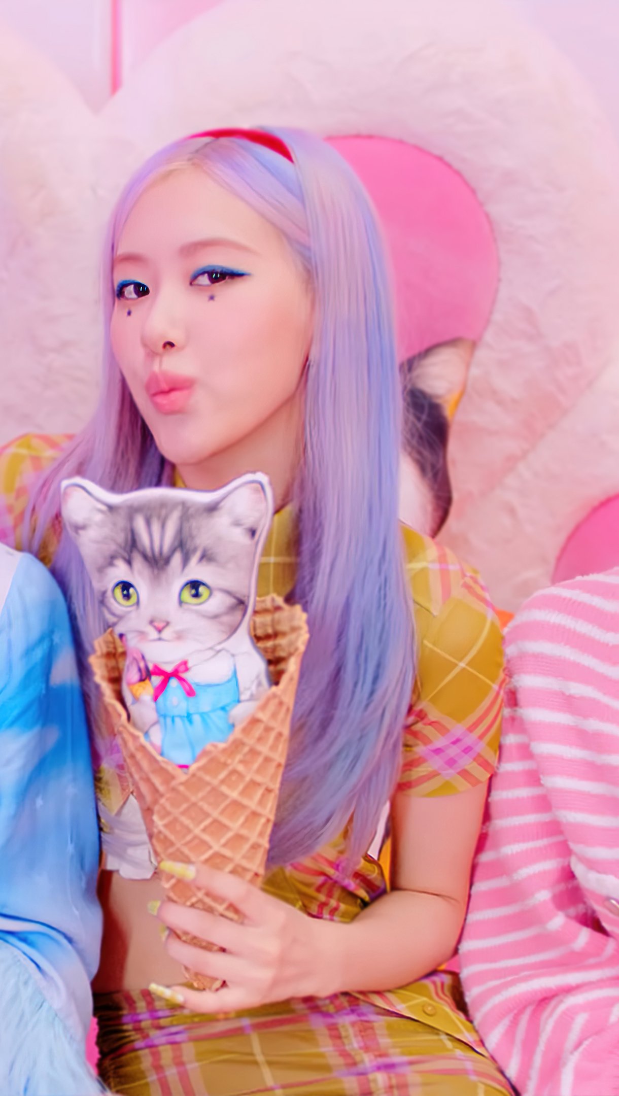 Chicas de Blackpink con gatitos en conos