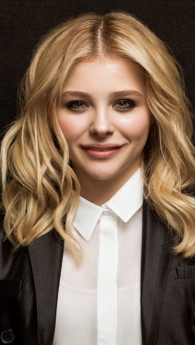 Chloe Moretz con un traje