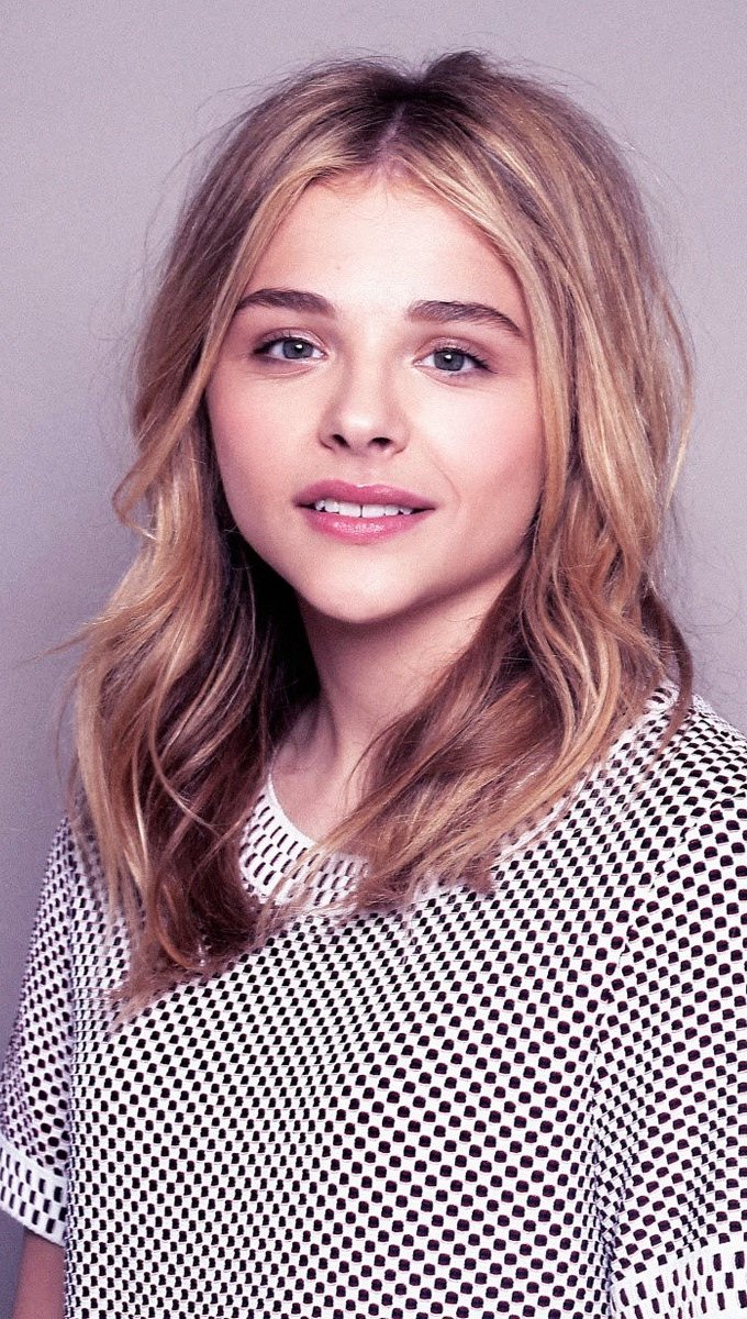 Chloe Moretz con una camisa de rayas