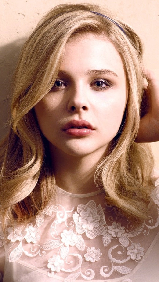 Chloe Moretz en un vestido rosa