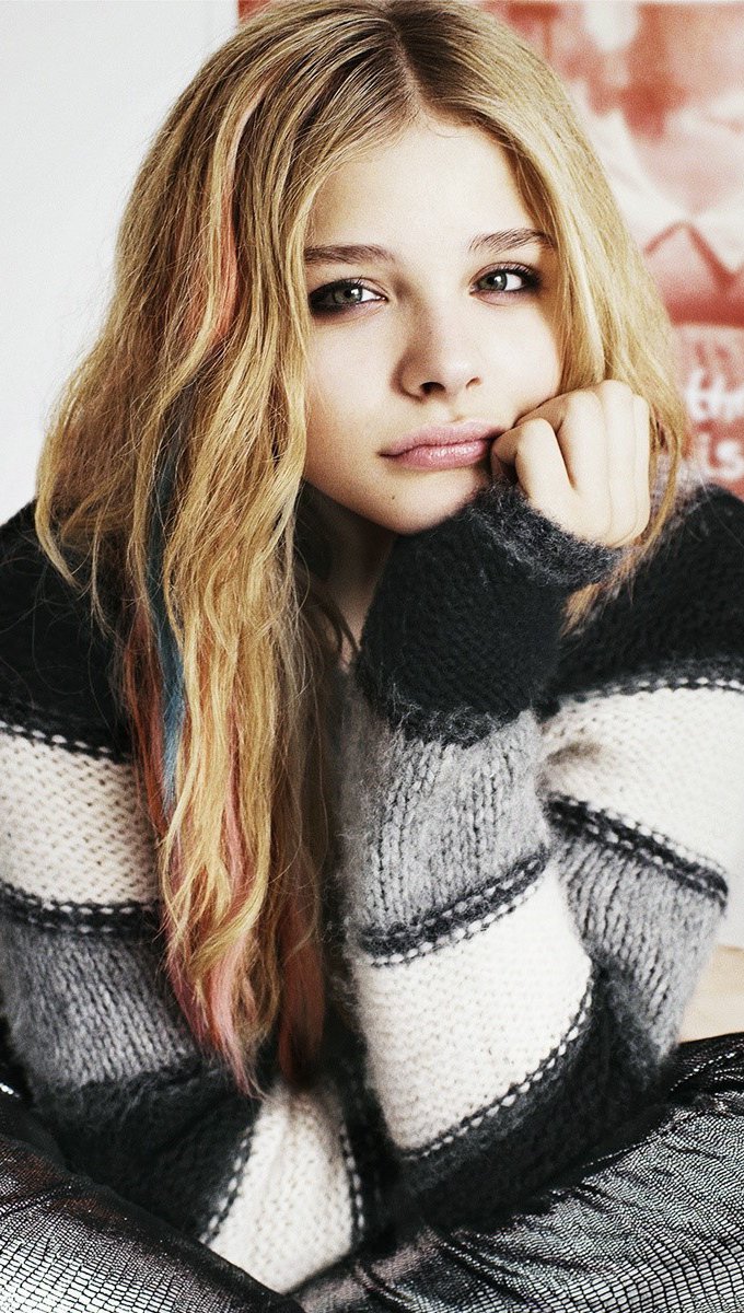 Chloe Moretz en una habitación