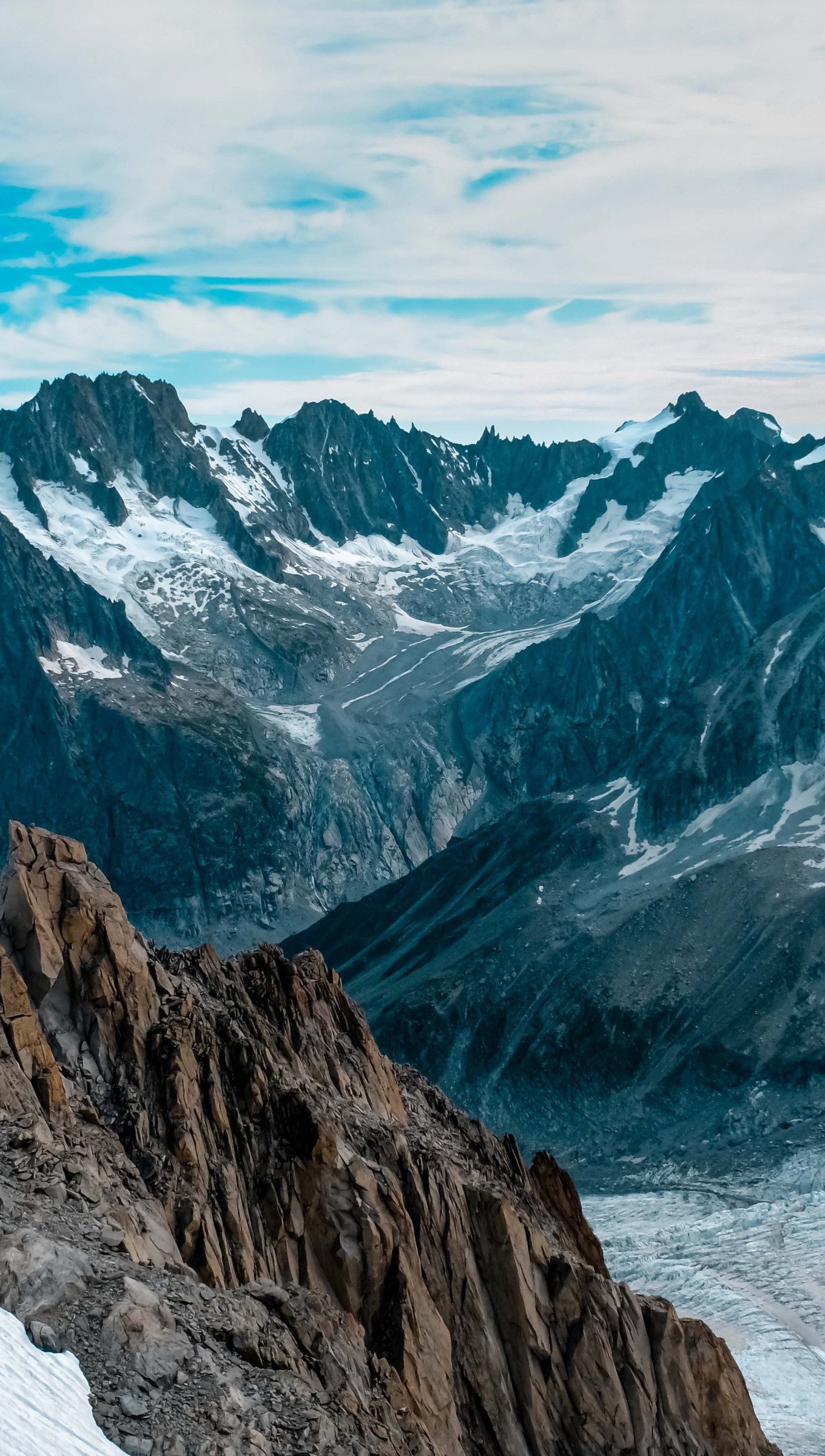 Cima de las montañas cubiertas de nieve