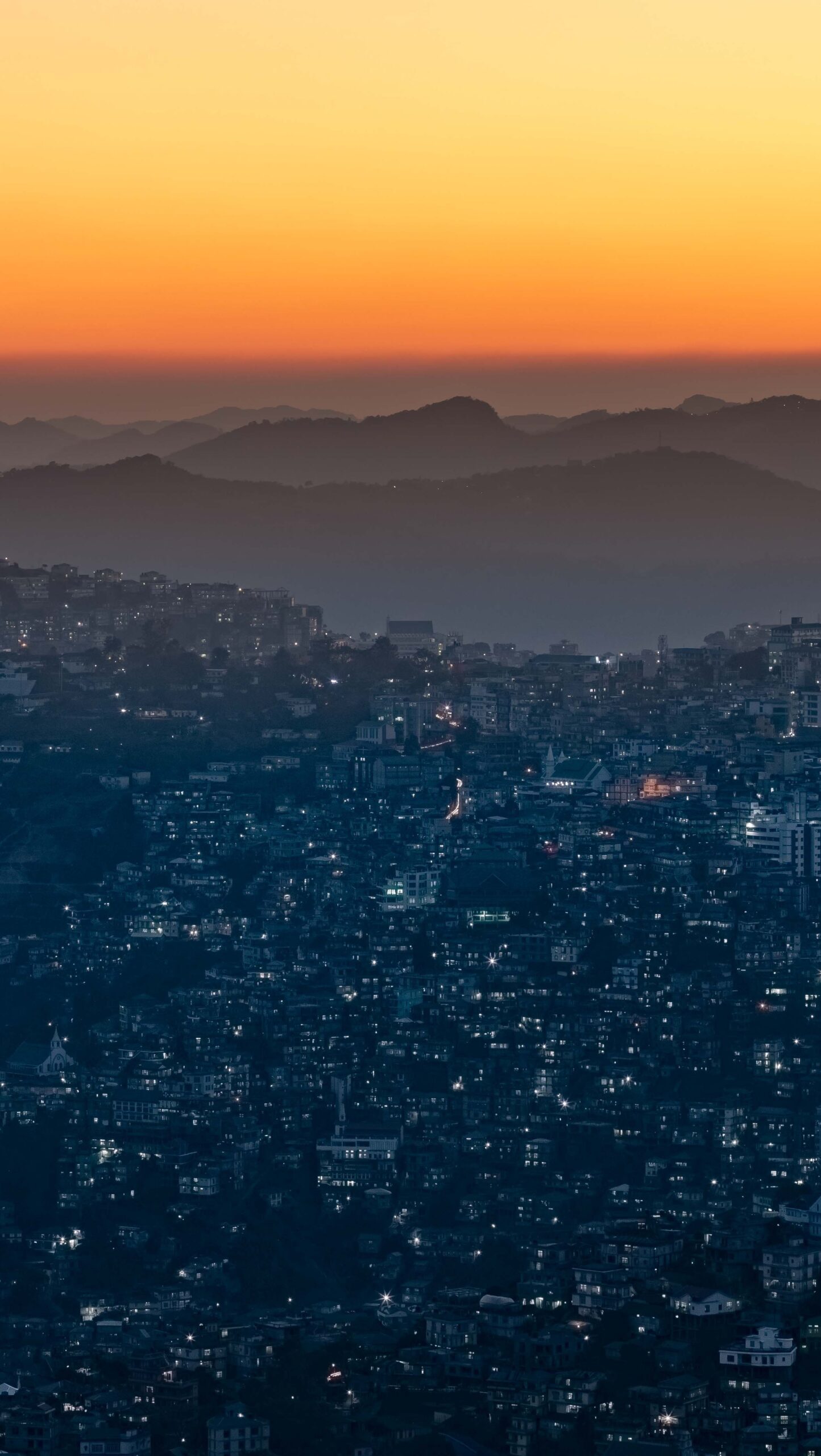 Ciudad montañas al atardecer