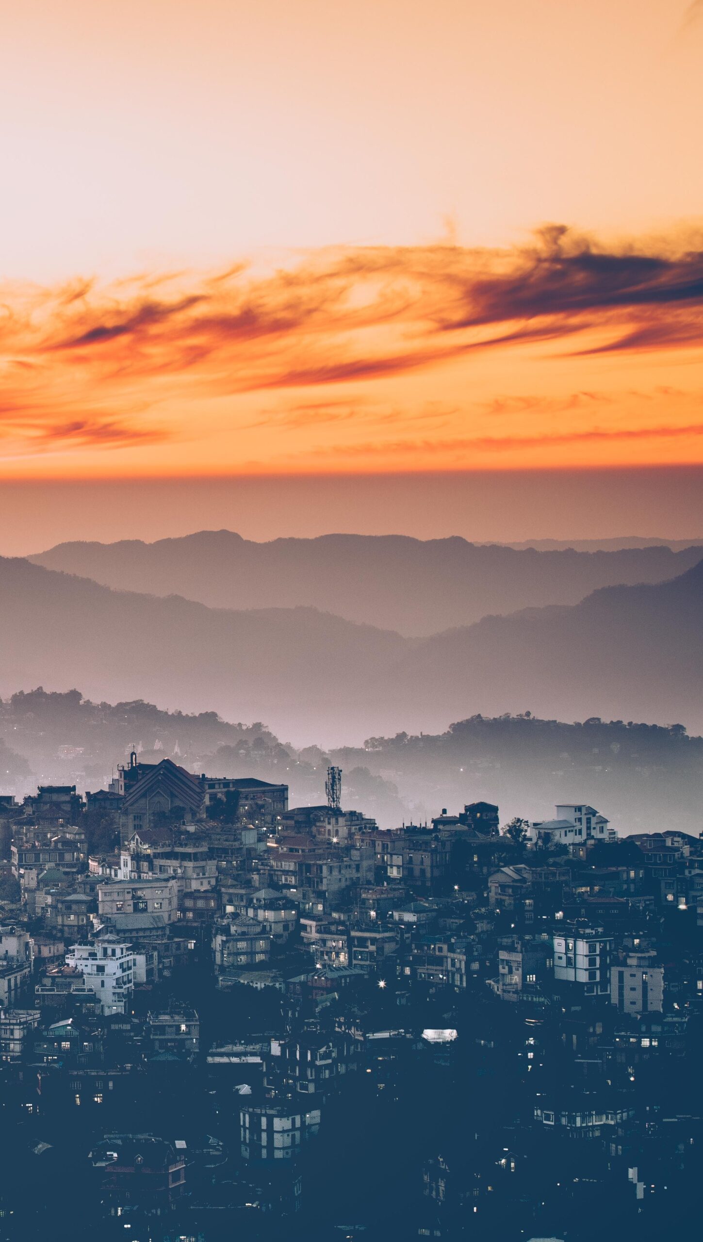 Ciudad y montañas con Puesta de sol