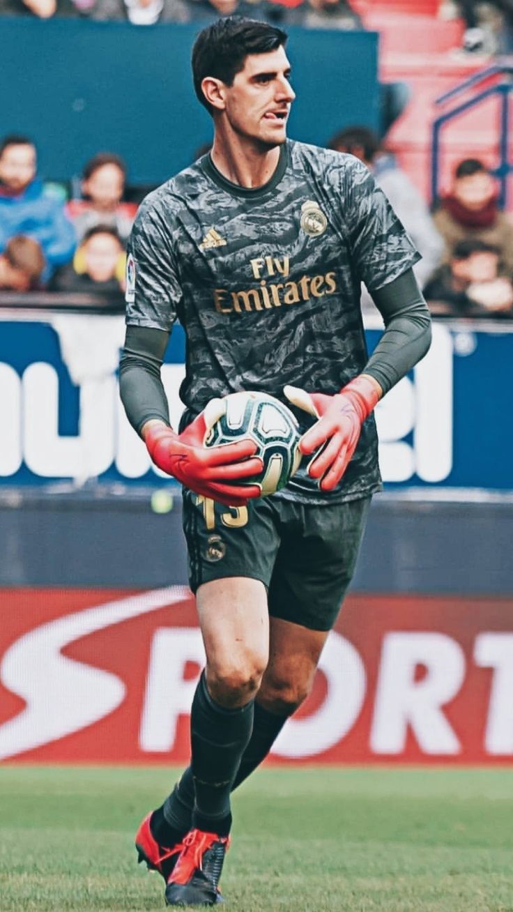 Courtois wallpapper tomando el balón