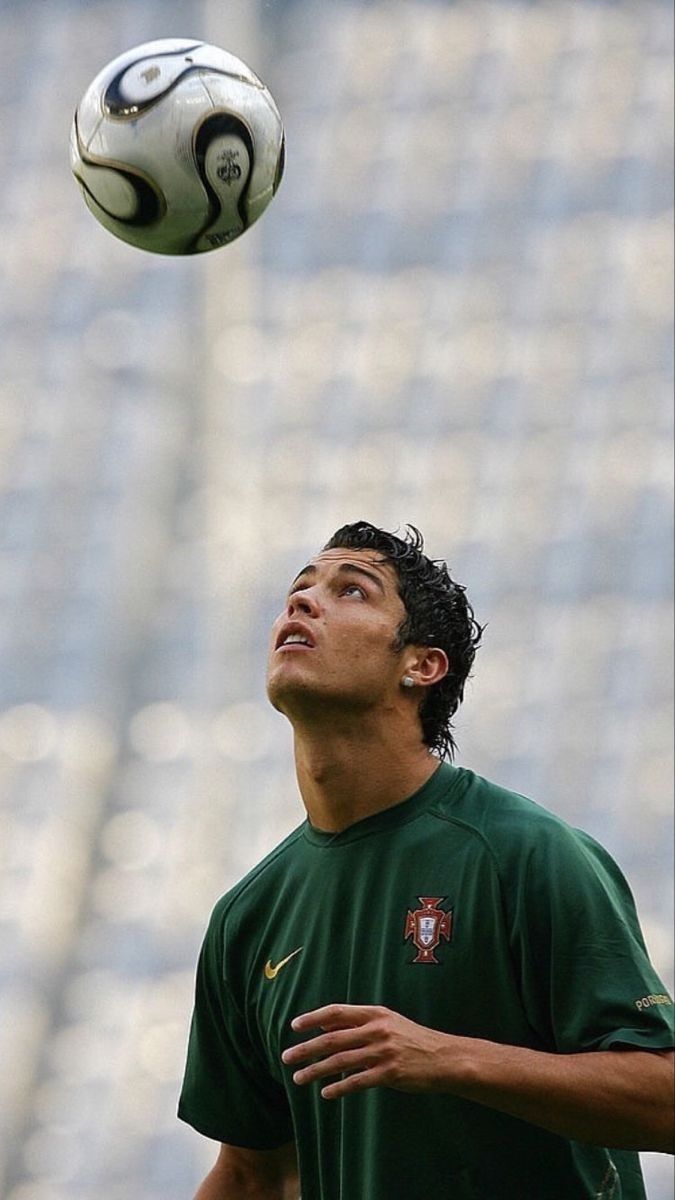 Cristiano ronaldo joven de cabecita