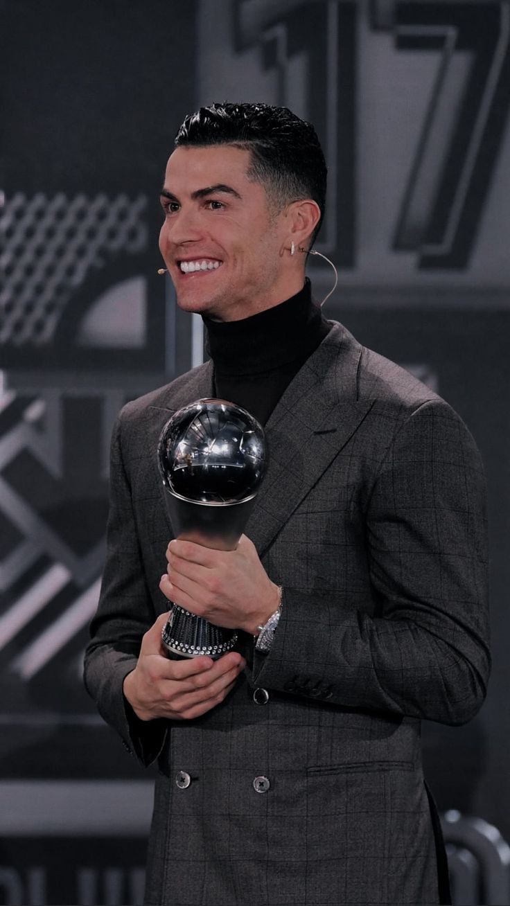 Cristiano ronaldo recibiendo premios