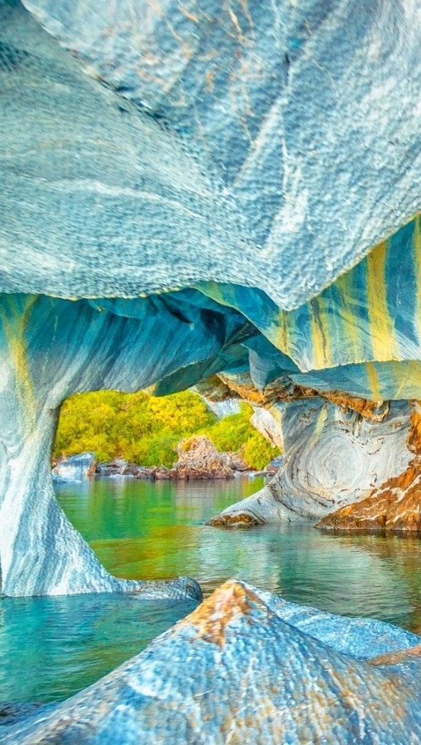 Cueva de marmol colorida