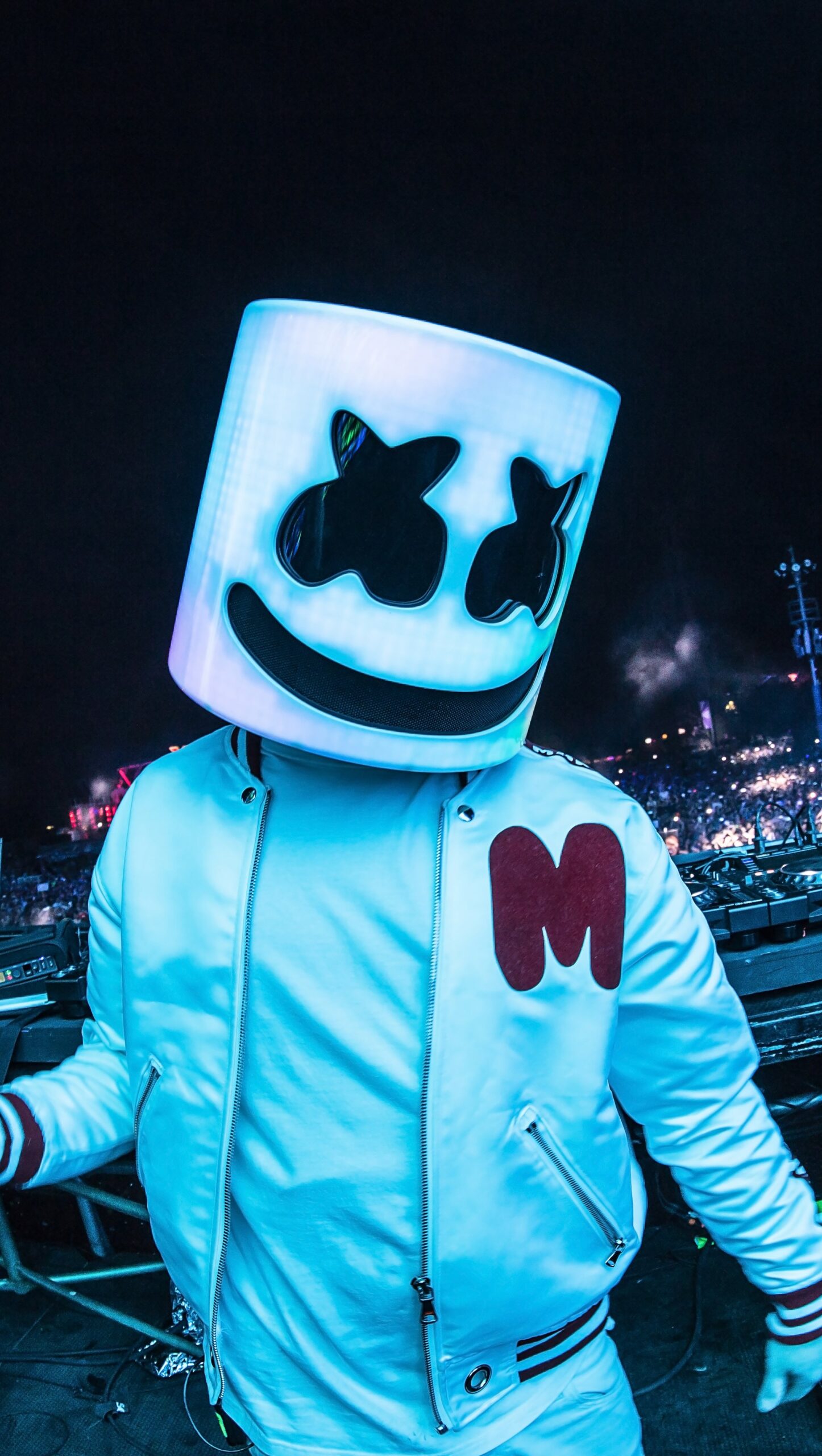 DJ Marshmello en el escenario en vivo