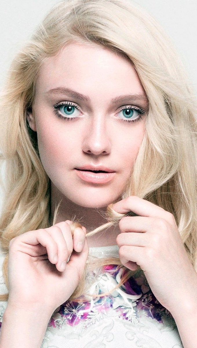 Dakota Fanning con un mechón en las manos