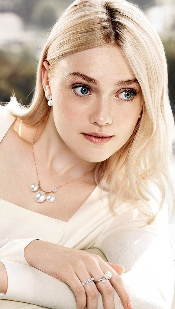 Dakota Fanning recostada