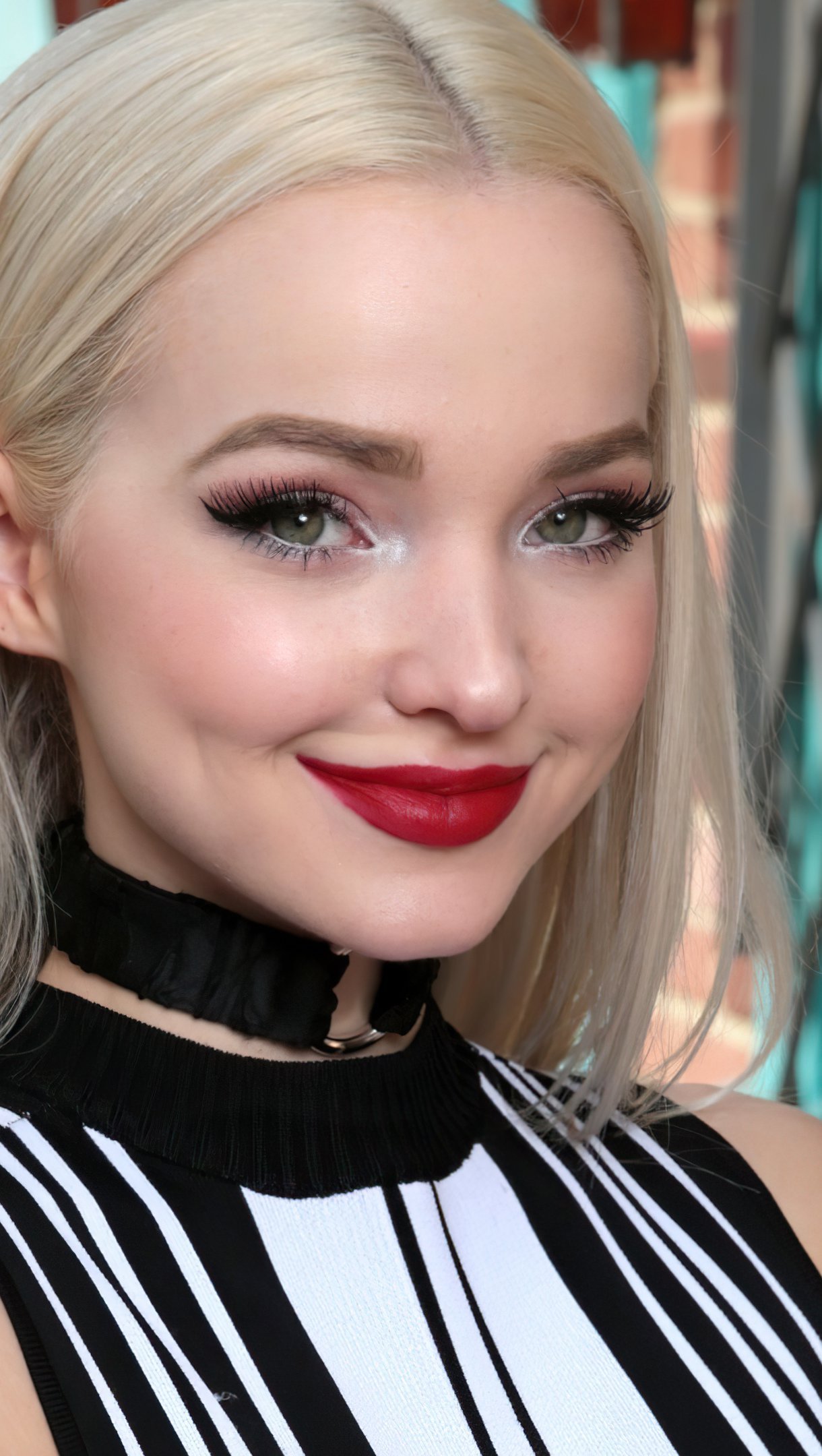 Dove Cameron sonriendo