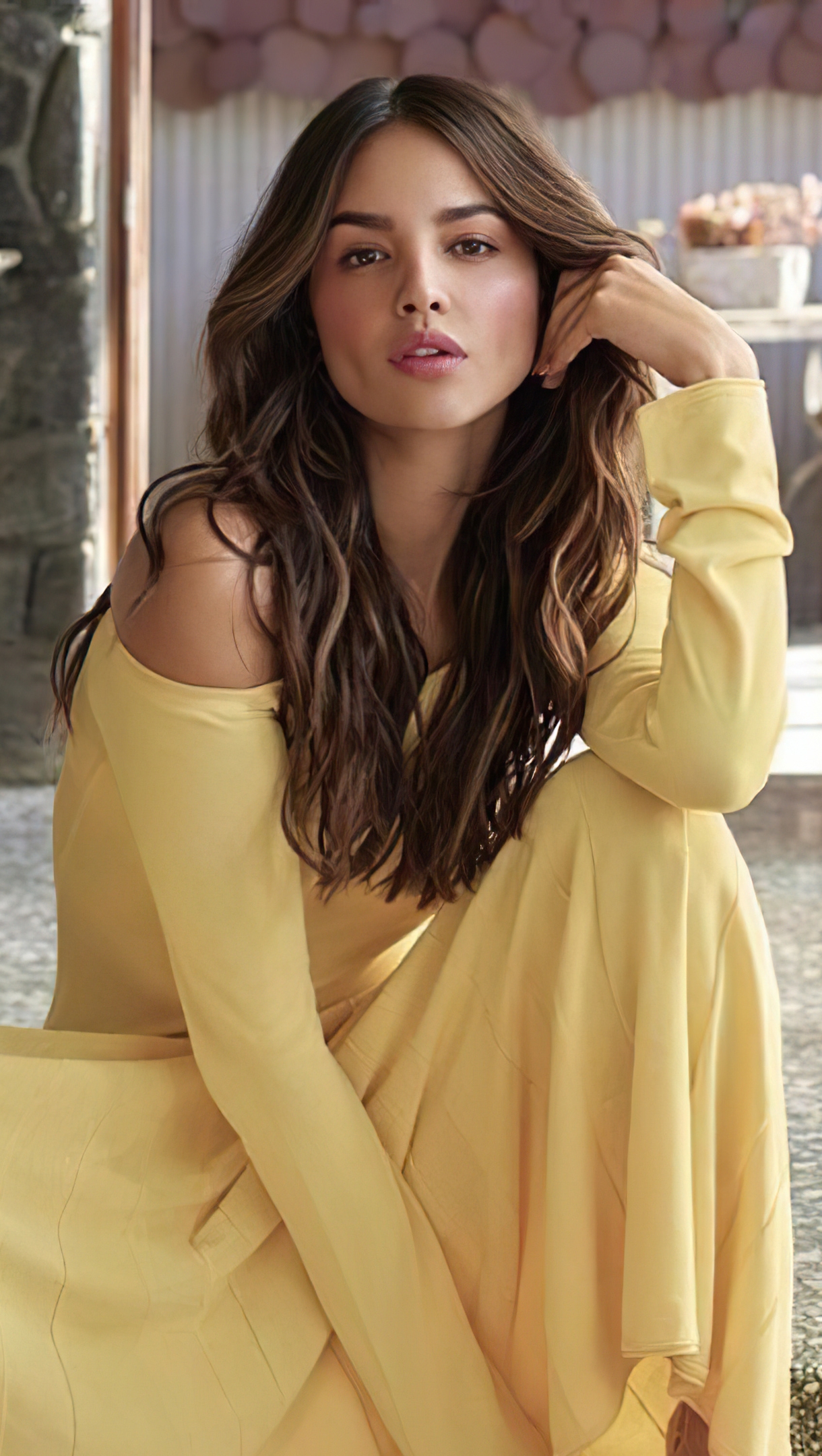 Eiza Gonzalez con vestido amarillo