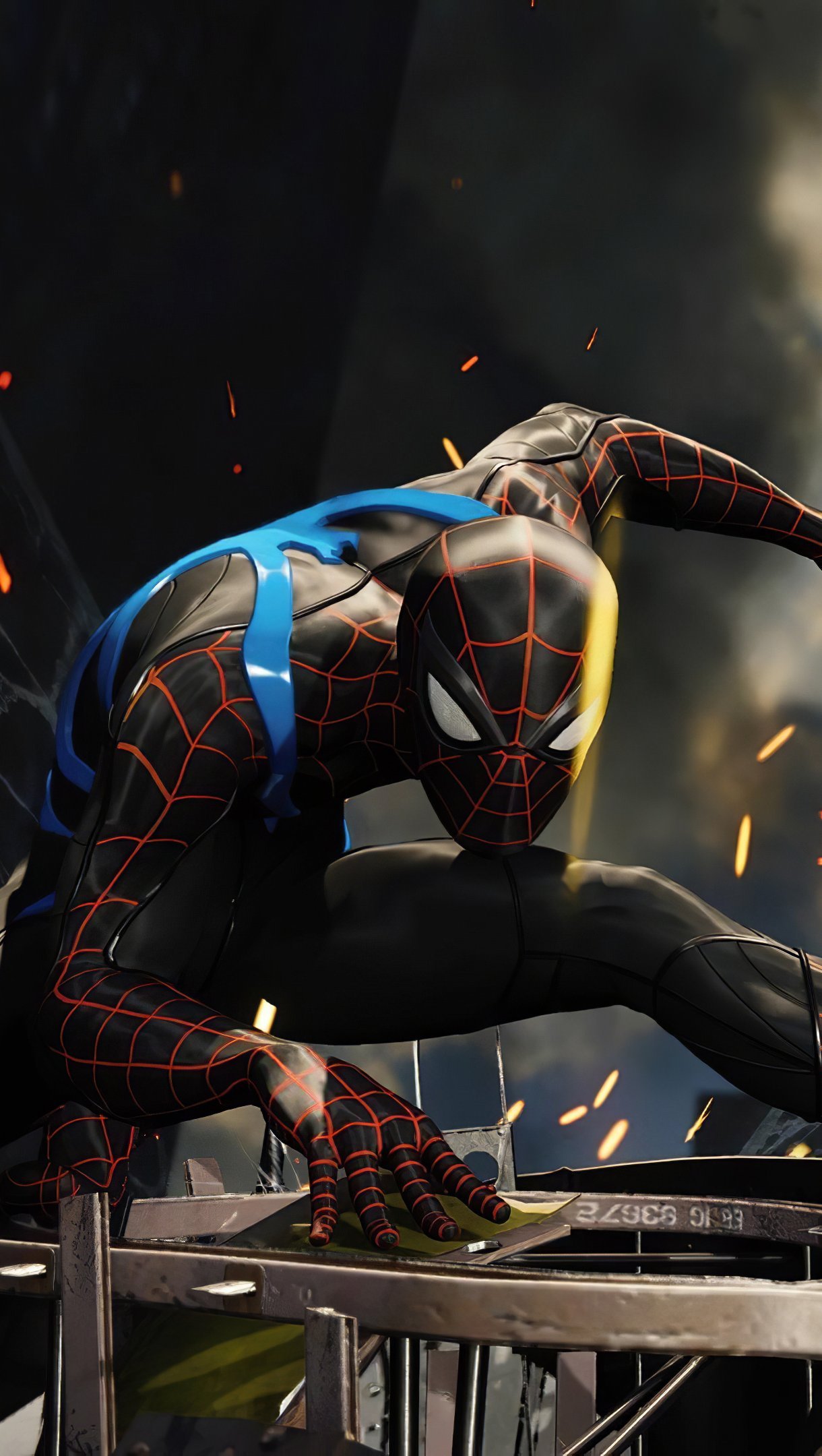 El hombre araña con traje negro y azul