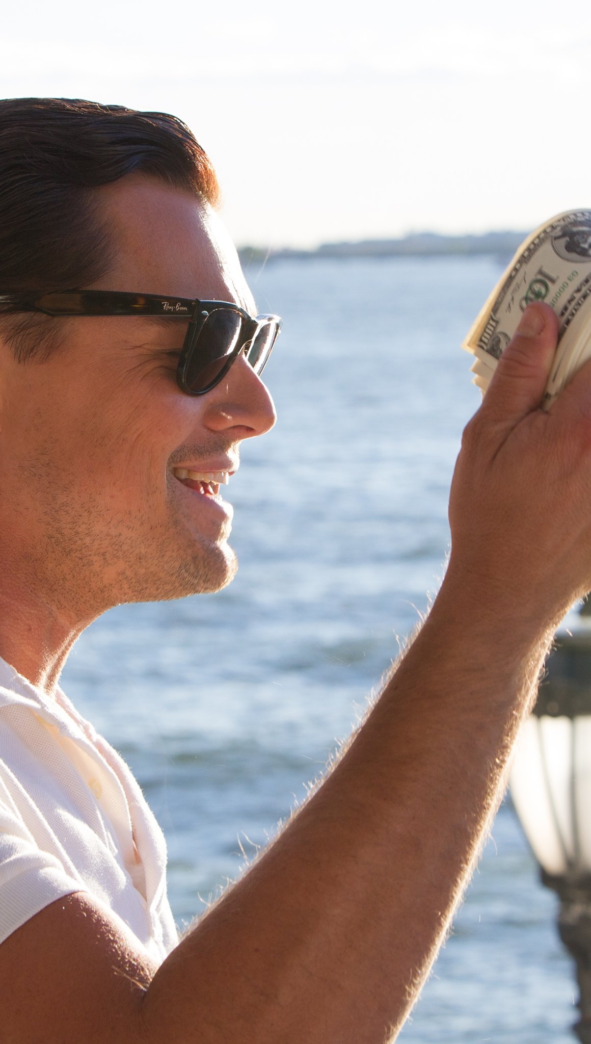 El lobo de Wall Street con dinero en la mano