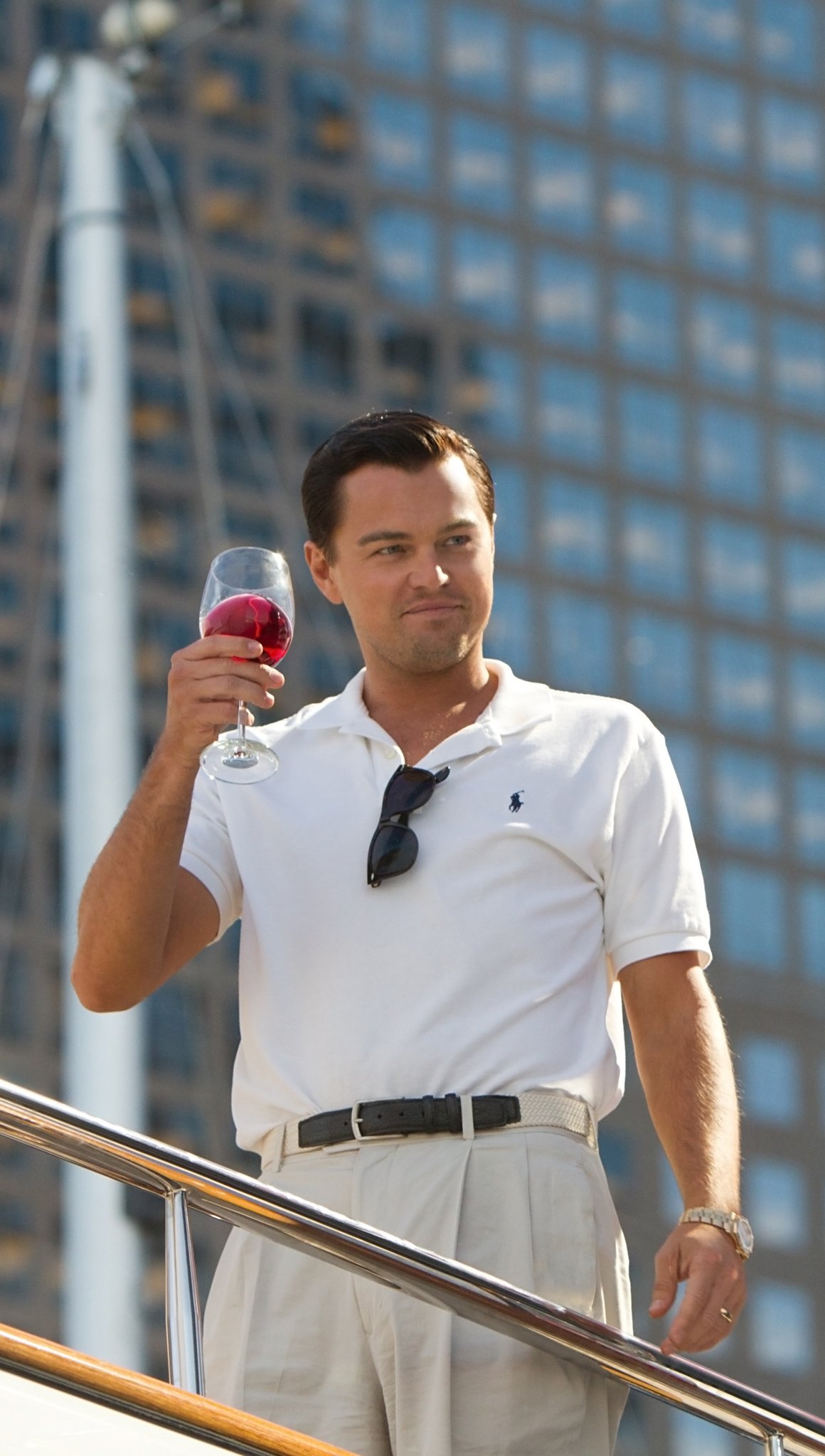 El lobo de Wall Street con una copa de vino