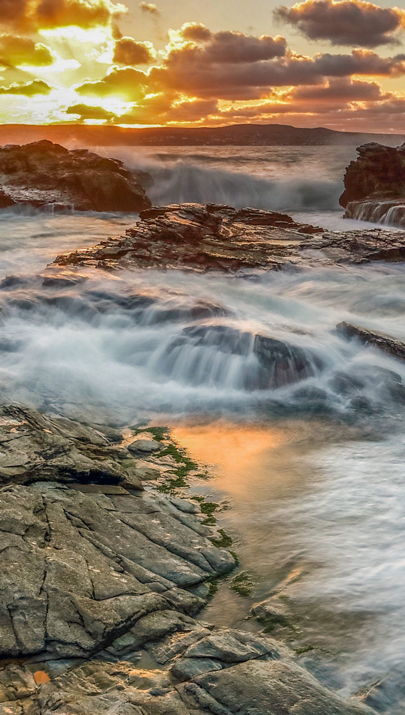 El mar junto a las rocas