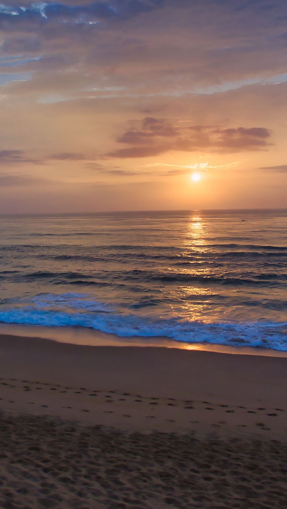 El mar y la arena al atardecer