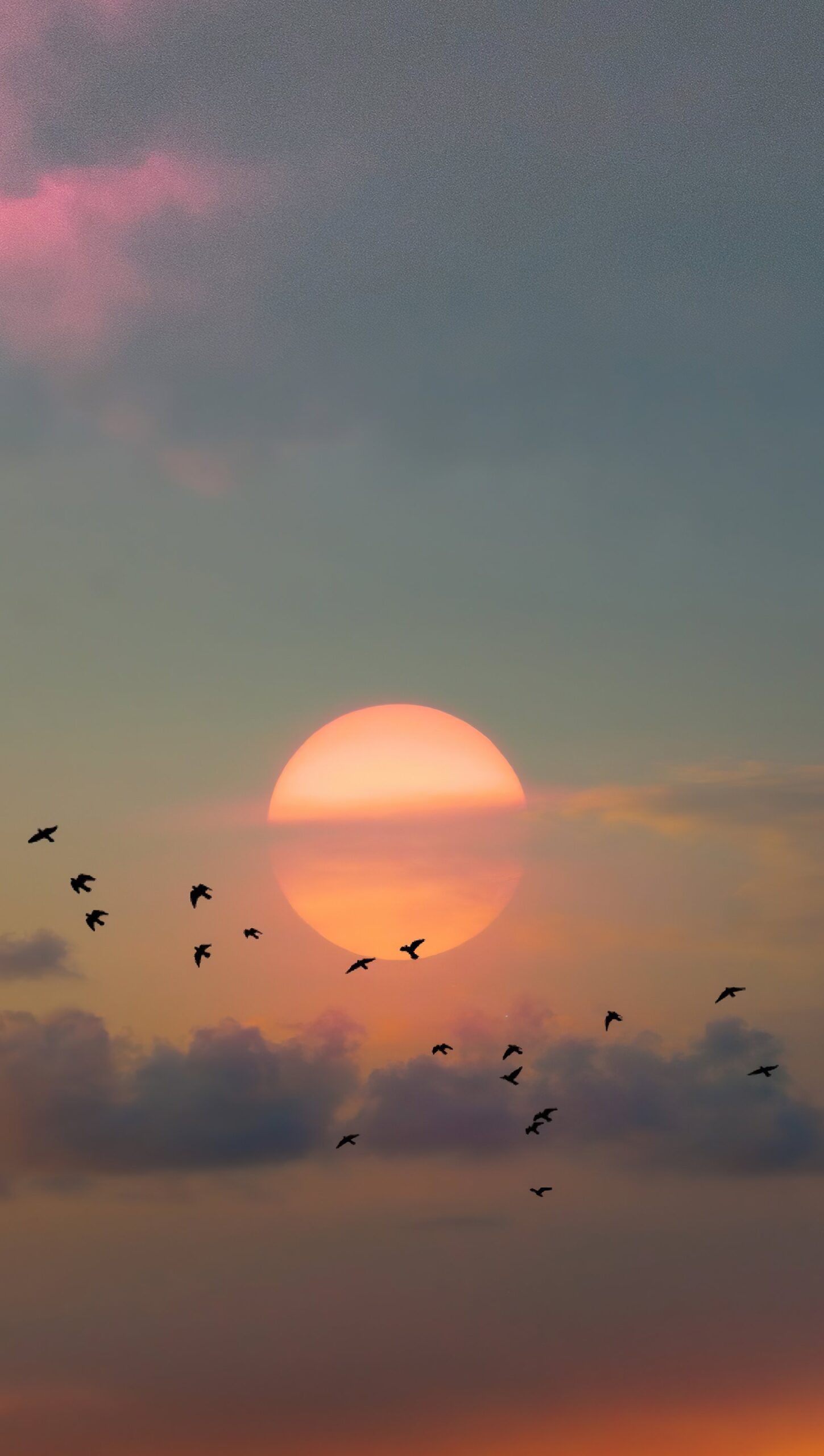 El sol al amanecer entre las nubes