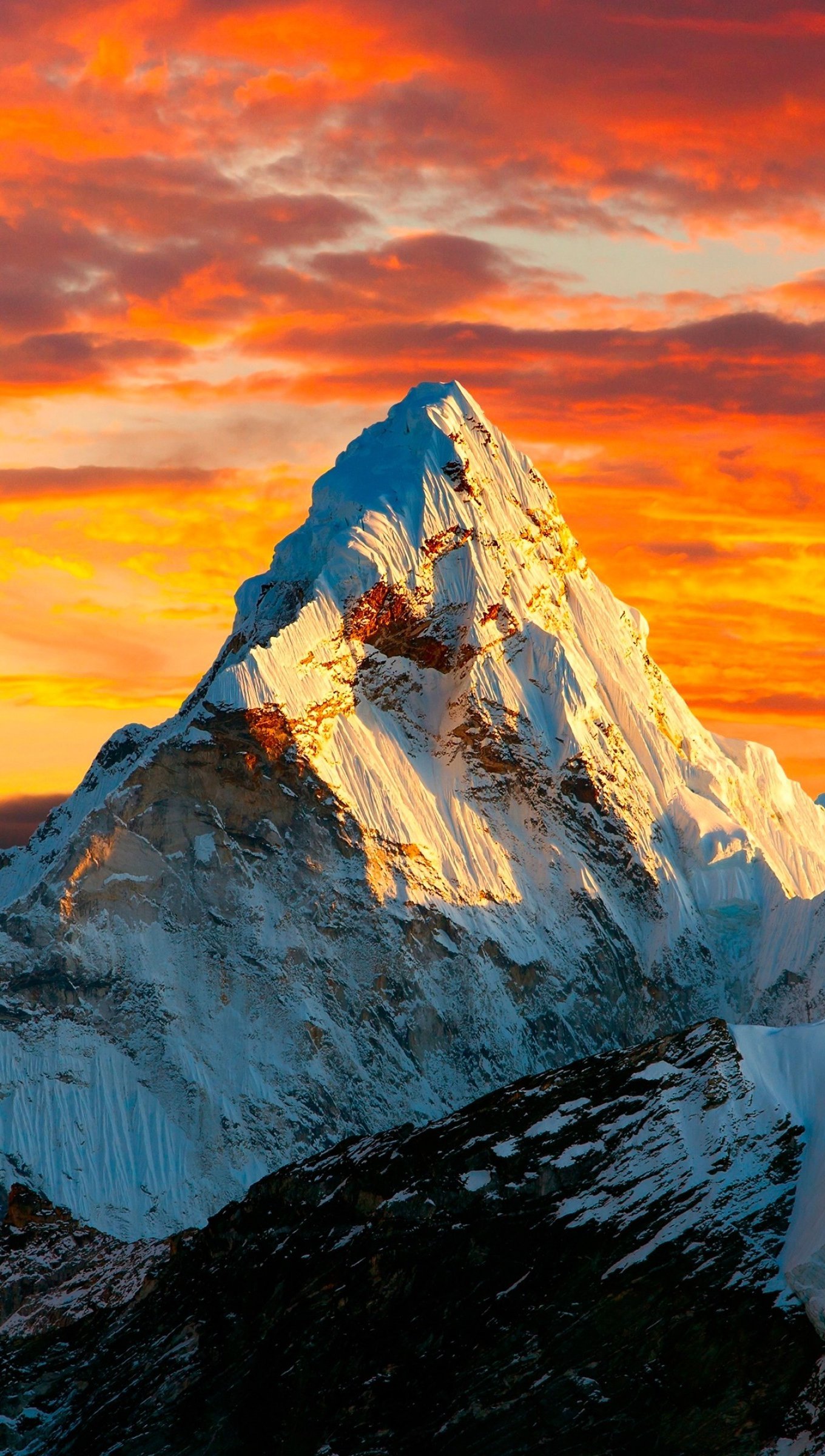 El tope de las montañas del Himalaya al atardecer