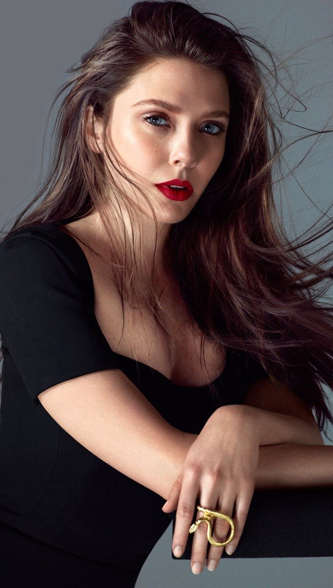 Elizabeth Olsen con el cabello largo