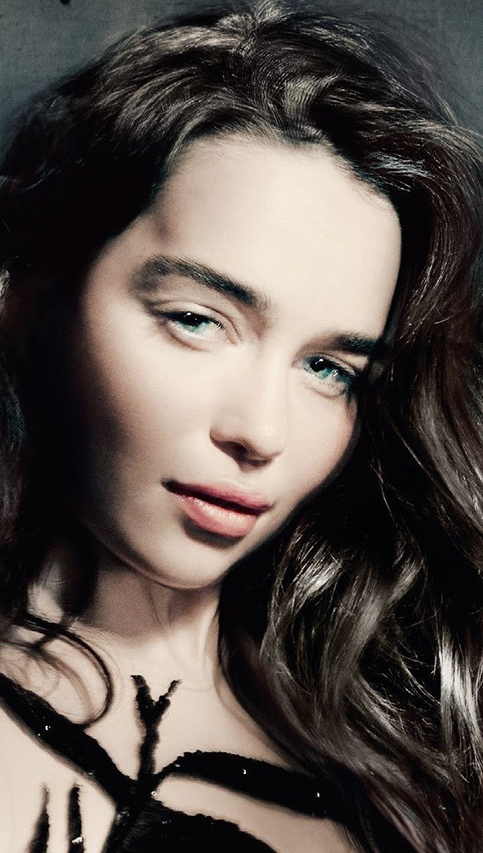 Emilia Clarke castaña