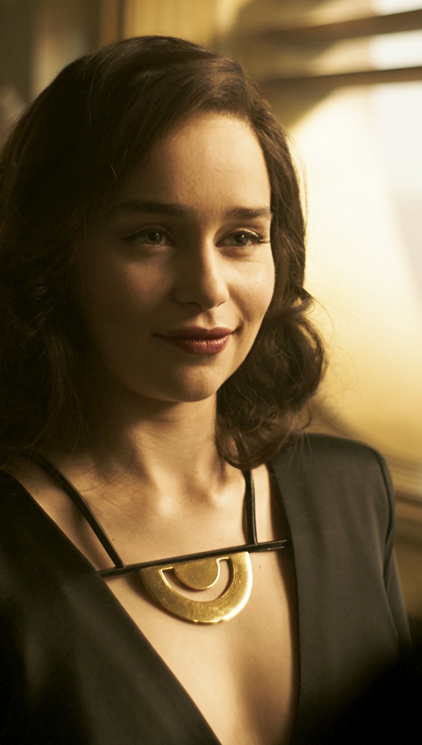 Emilia Clarke como Qira en Han Solo: una historia de Star Wars