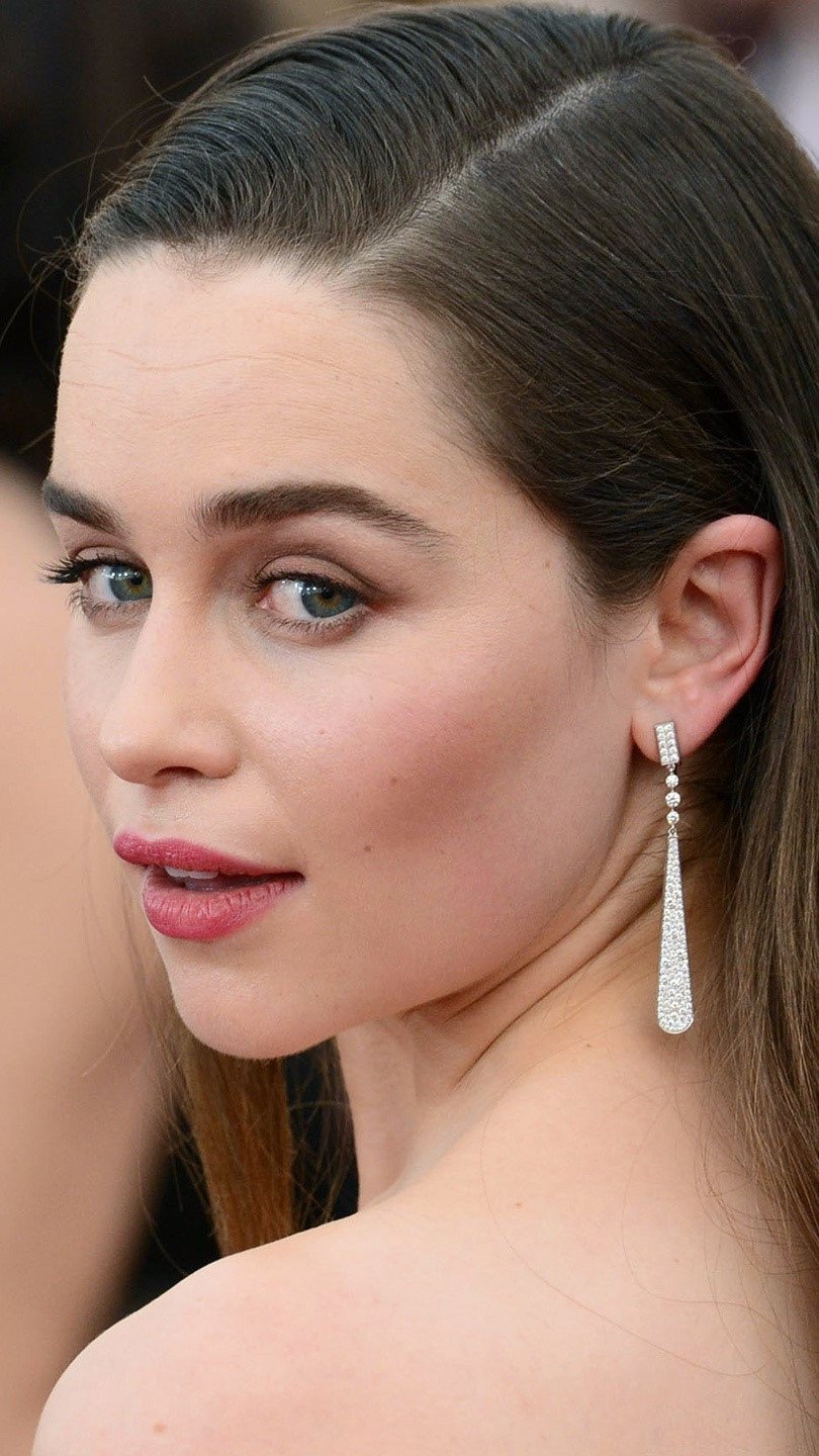 Emilia Clarke en alfombra roja