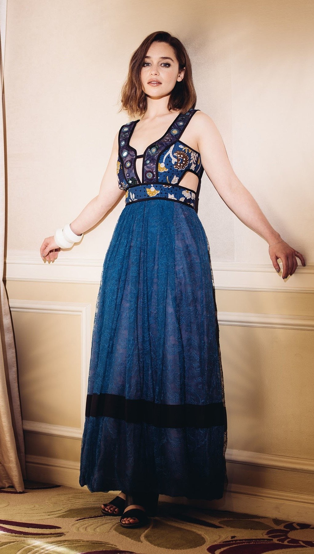 Emilia Clarke en un vestido azul