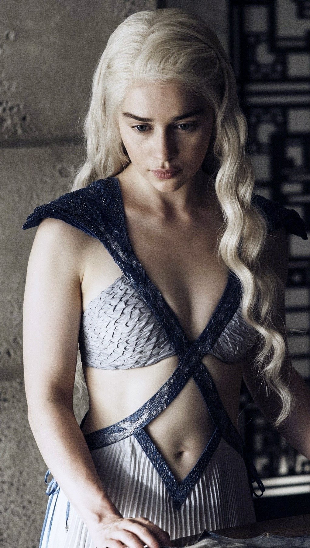 Emilia Clarke mirando abajo