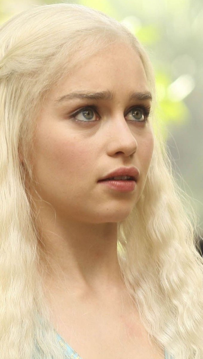 Emilia Clarke rubia