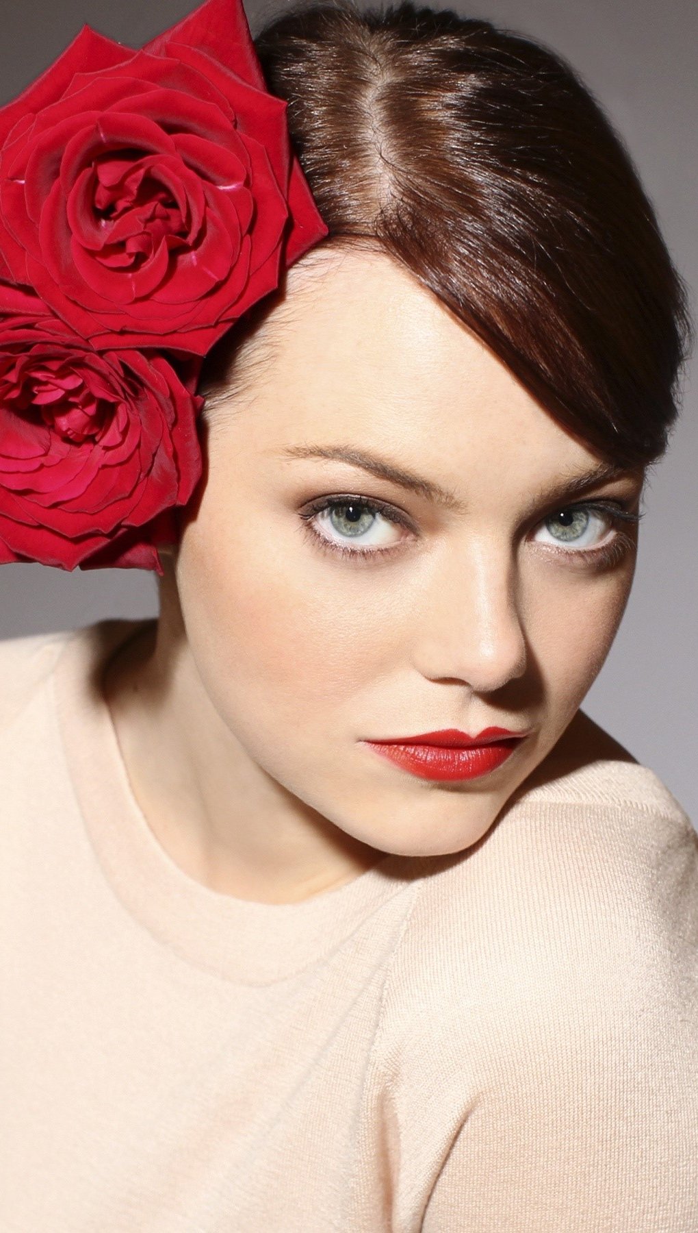 Emma Stone con un tocado de rosas