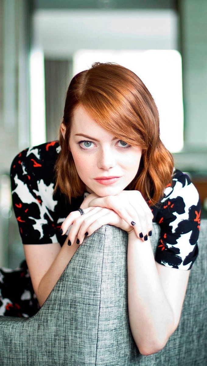 Emma Stone en un sillón