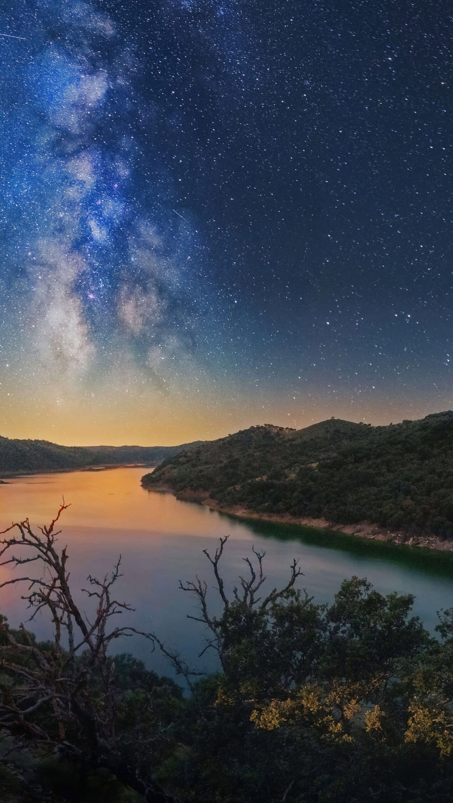 Estrellas junto a las montañas