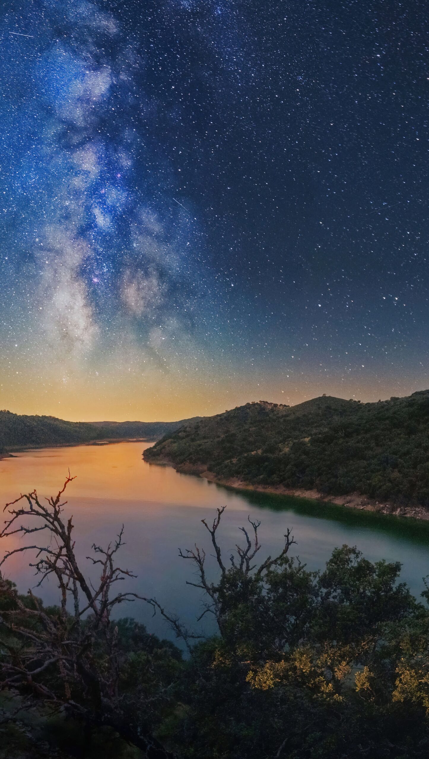 Estrellas y atardecer en las montañas