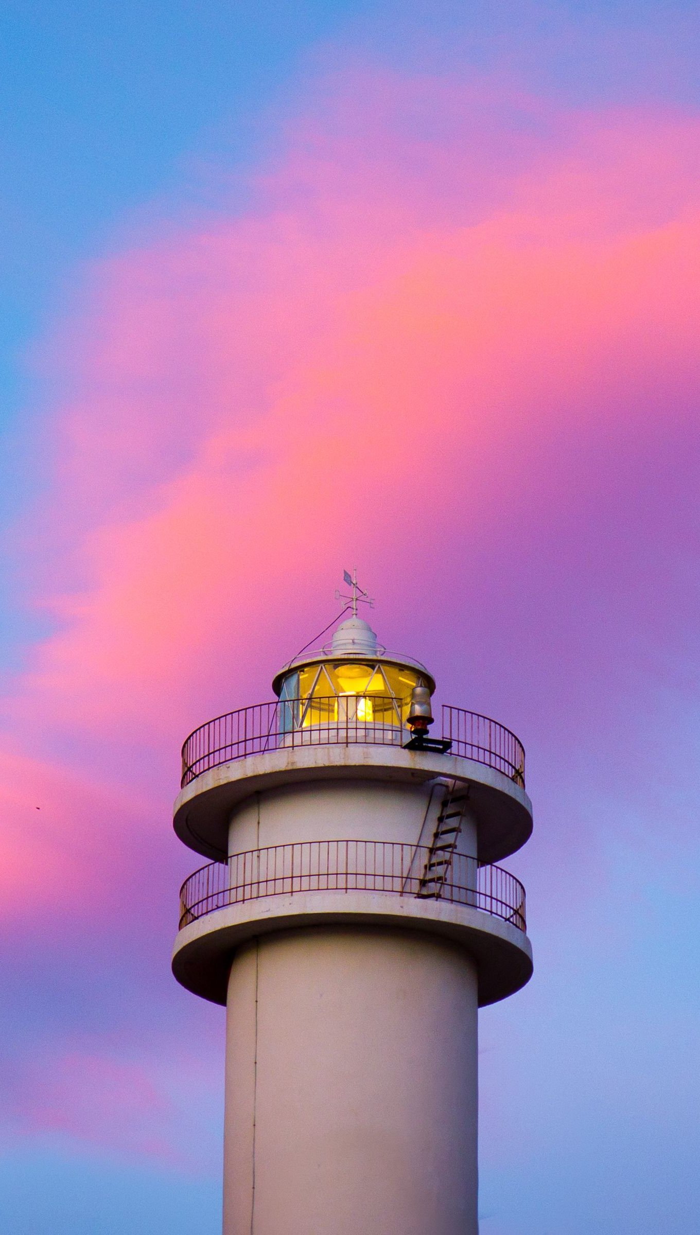 Faro al atardecer