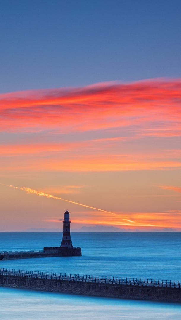 Faro con el cielo al atardecer