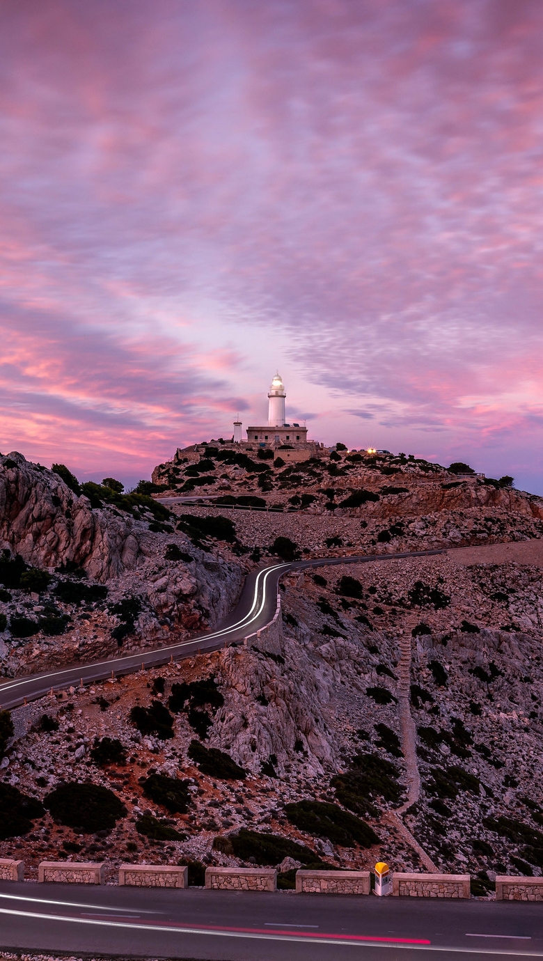 Faro en colina al atardecer