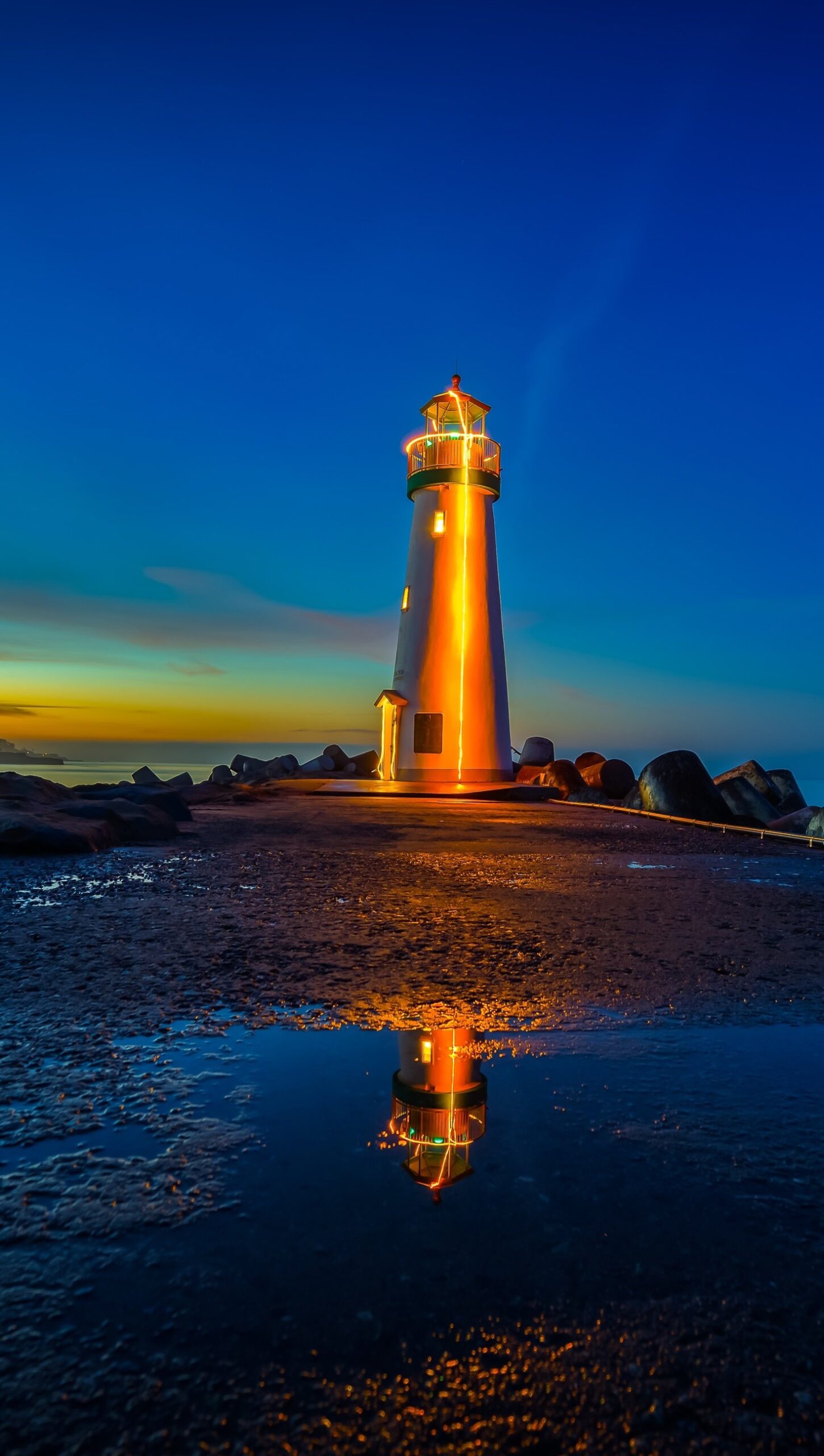 Faro en playa al atardecer