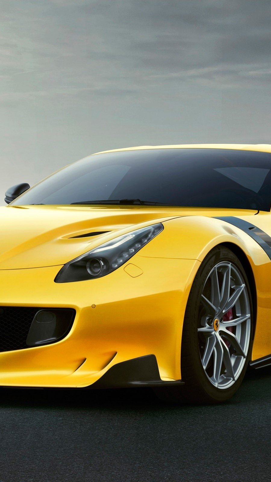 Ferrari F12TDF amarillo