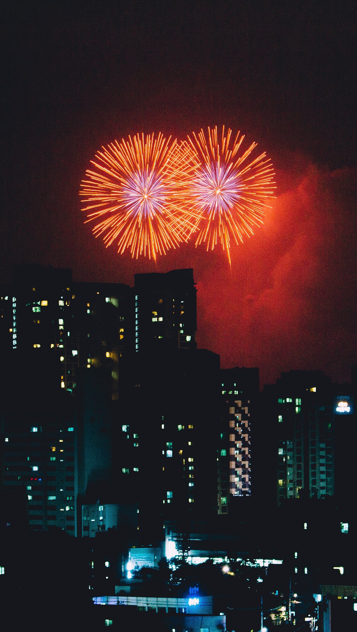 Fuegos artificiales sobre edificios