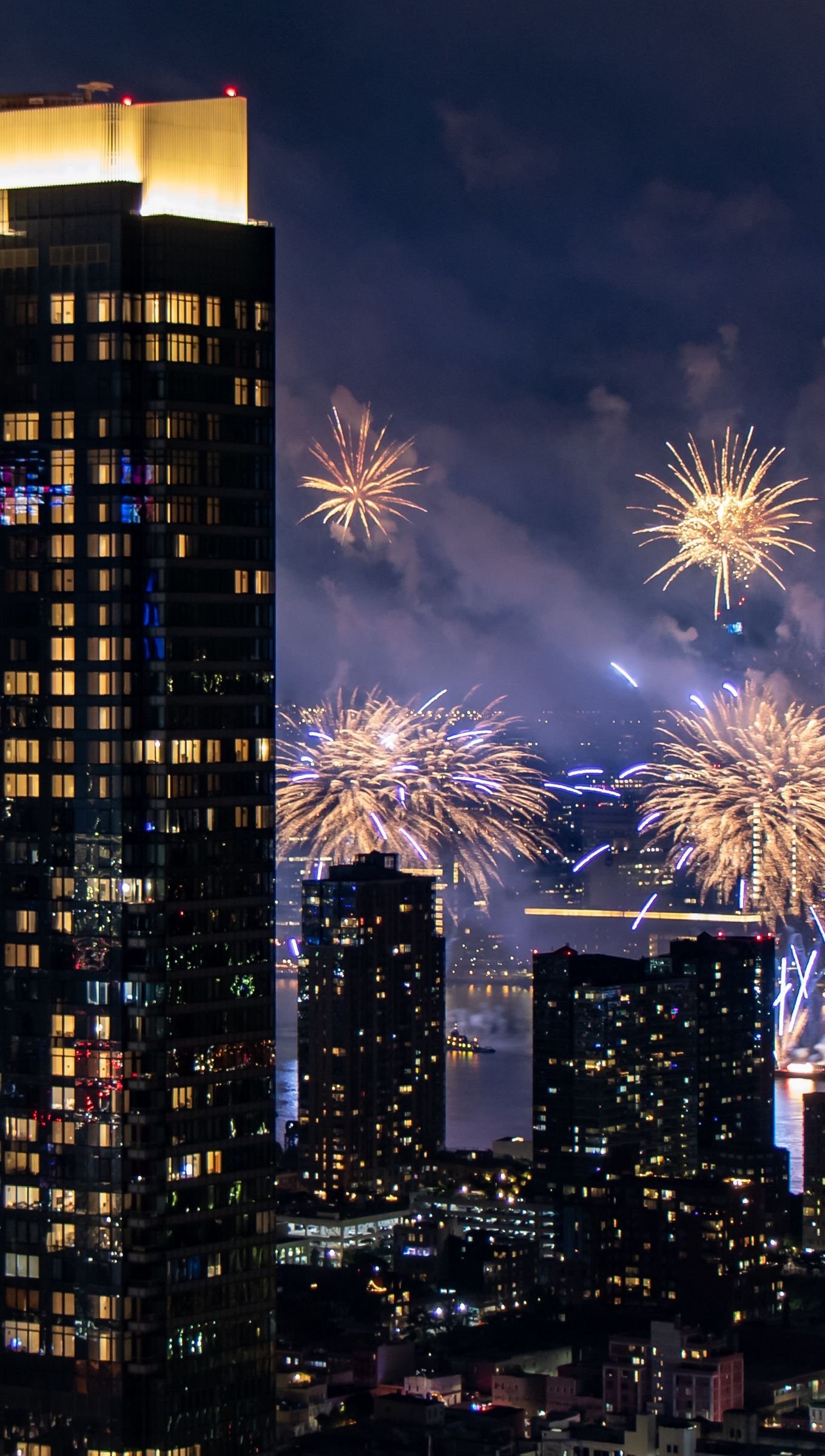 Fuegos artificiales sobre rascacielos