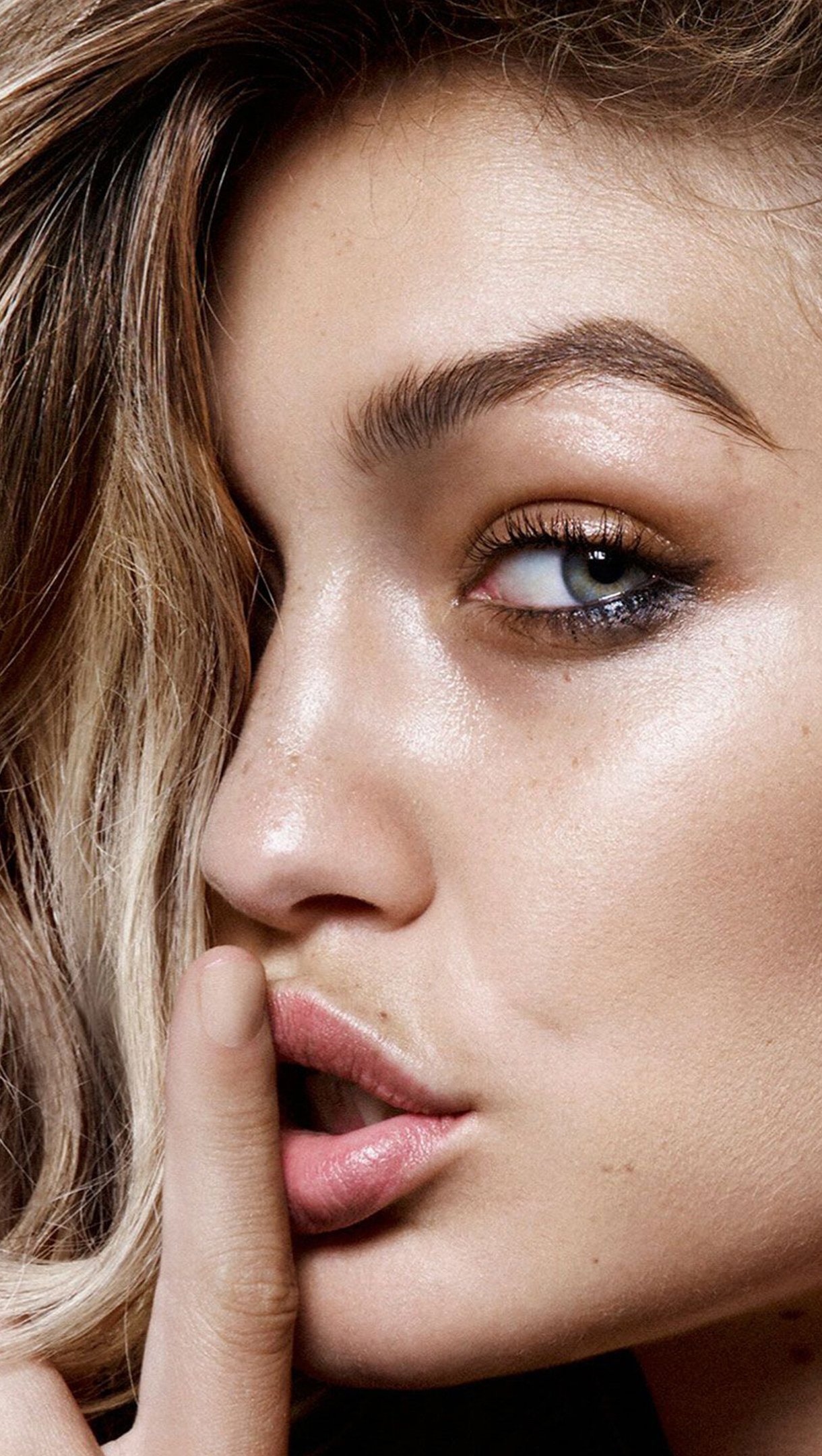 Gigi Hadid de perfil