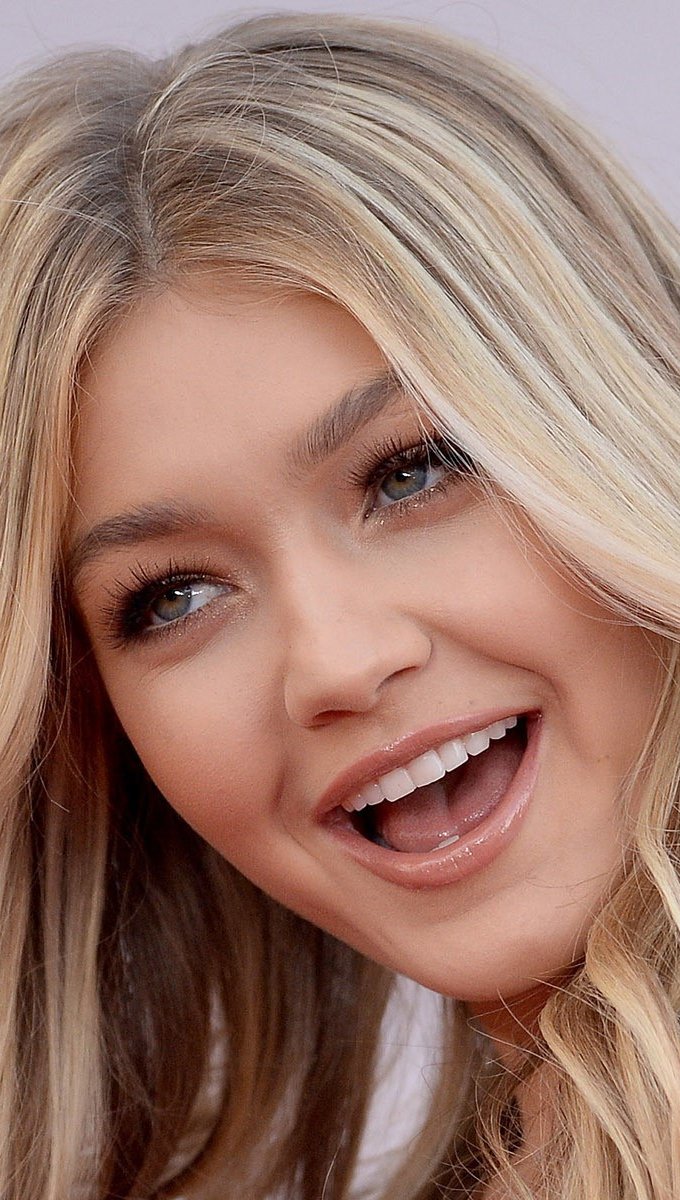 Gigi Hadid sonriendo