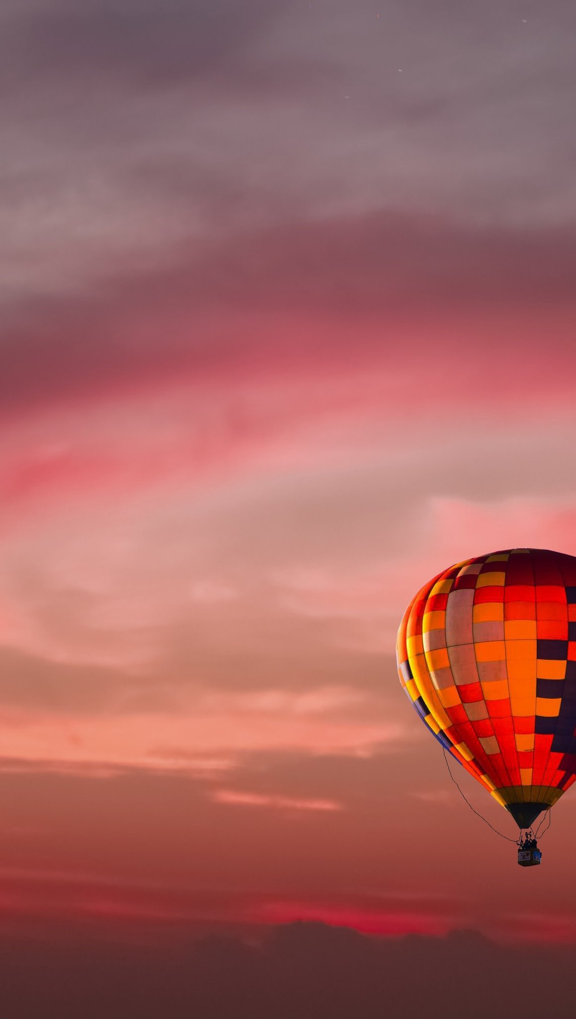 Globo aerostático en atardecer