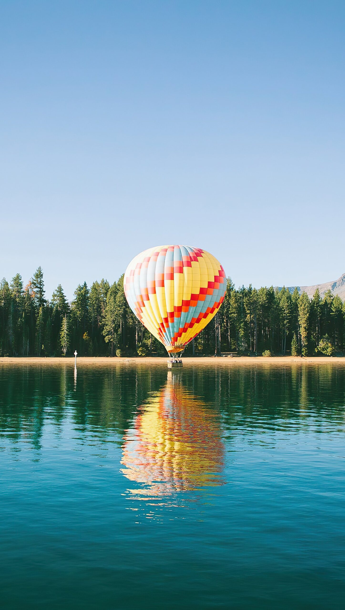 Globo aerostático en lago