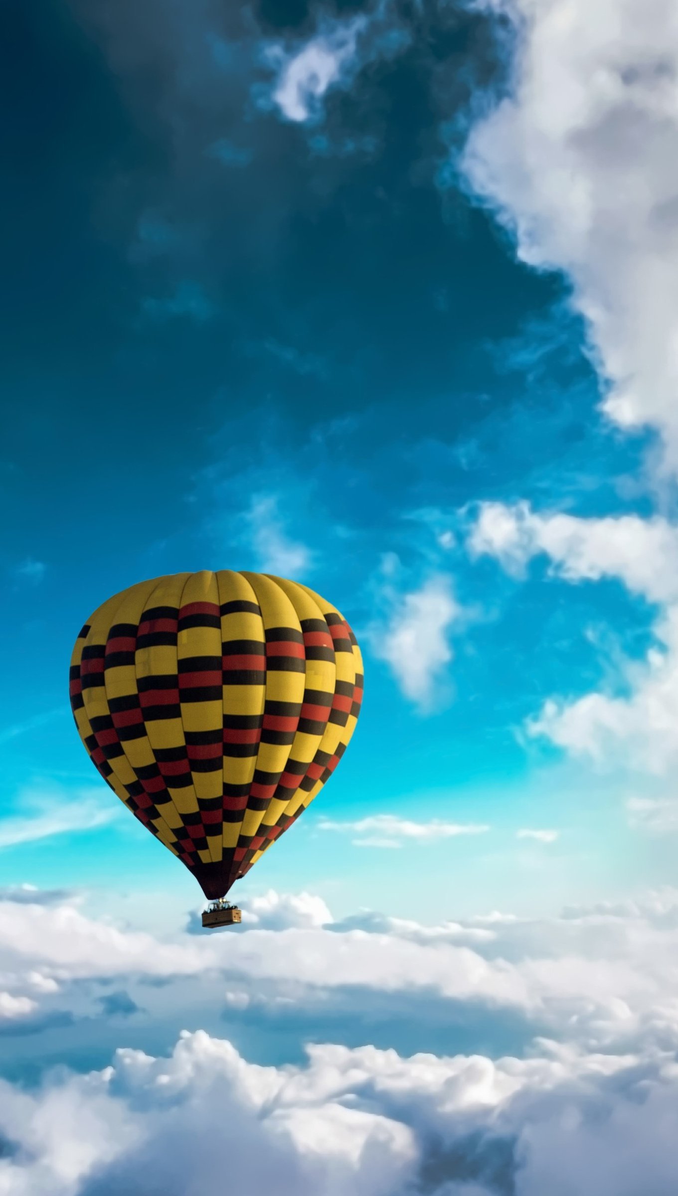 Globo aerostático sobre las nubes