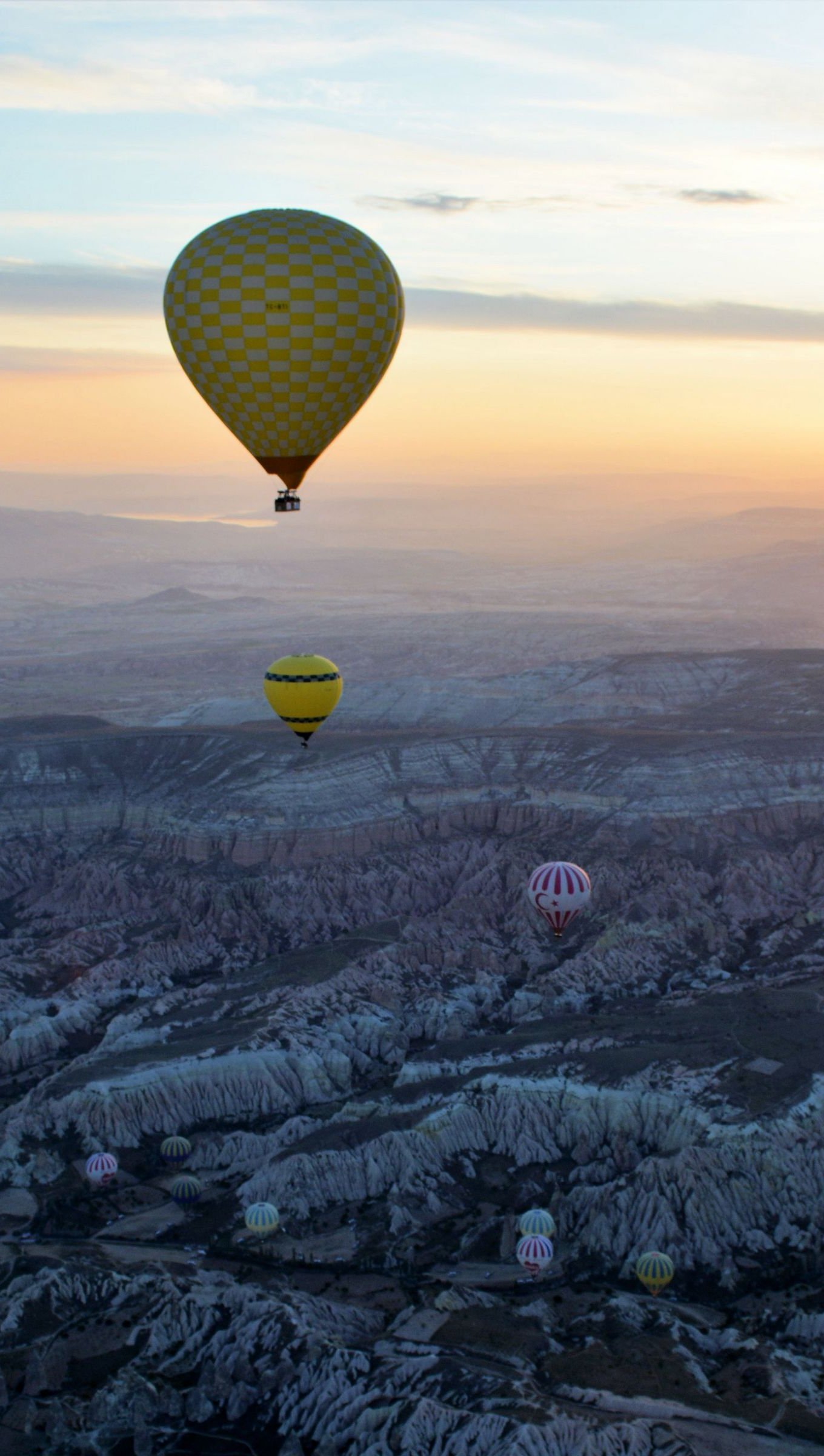 Globos aerostaticos al atardecer